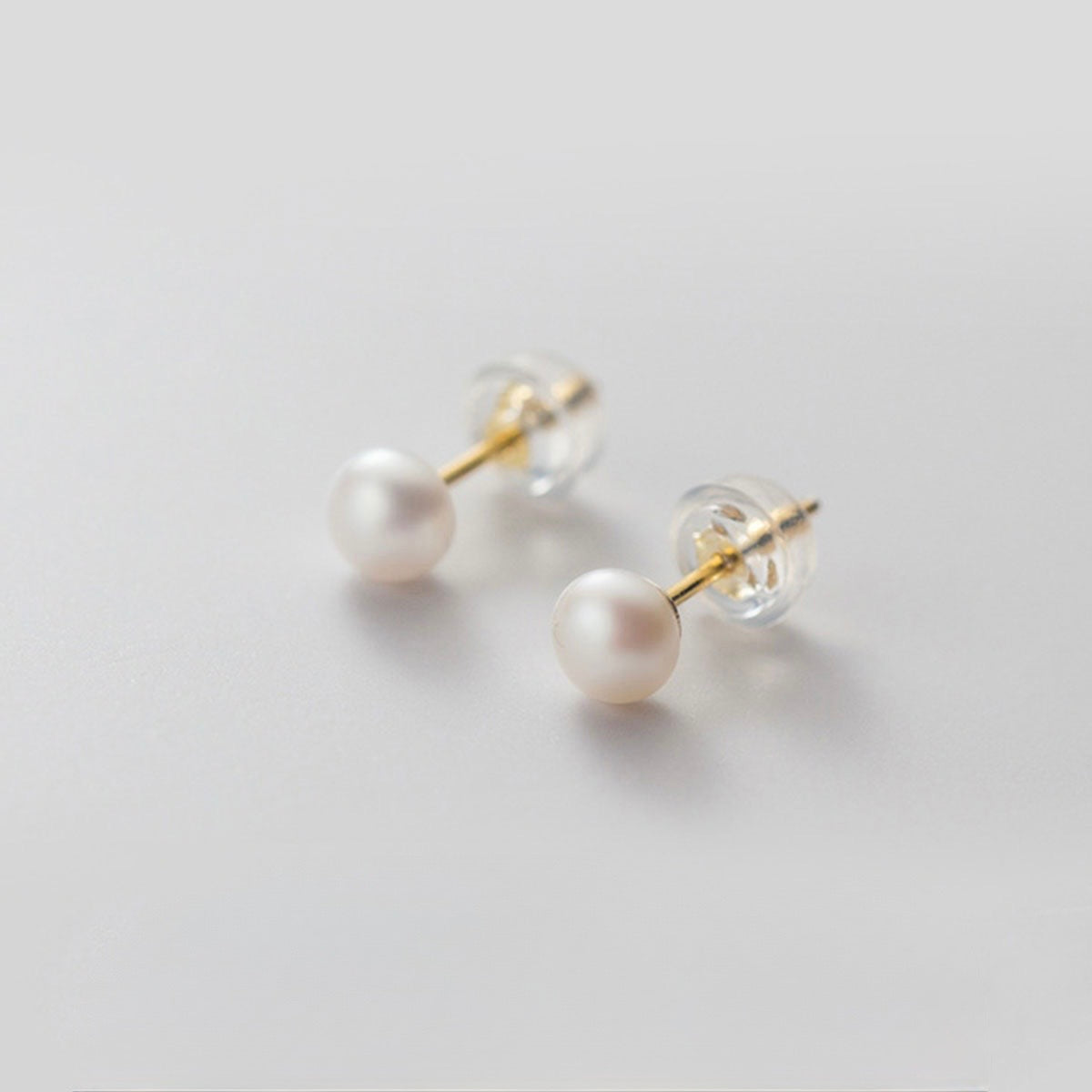 Classic Freshwater Pearl Gold Stud Earring